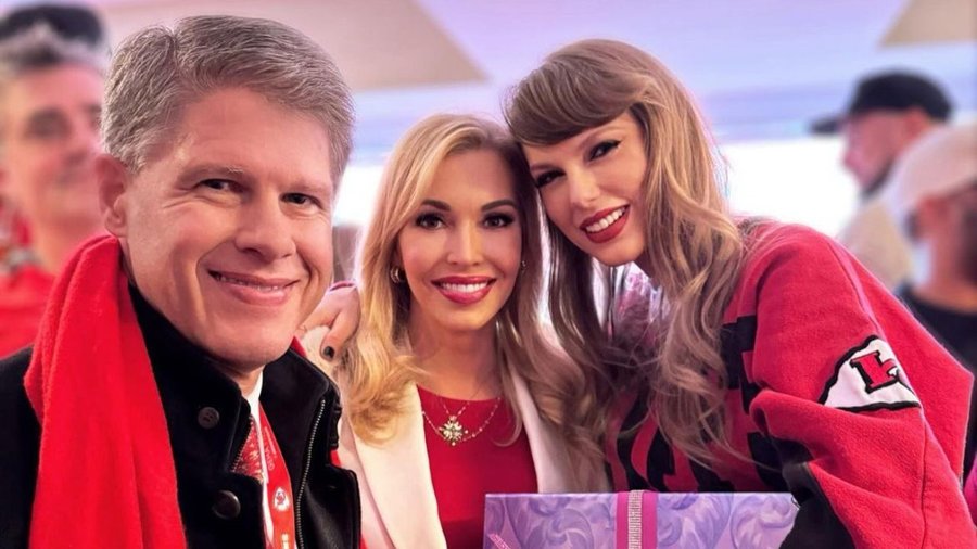 Chiefs Owner Clark Hunt’s Wife Includes Taylor Swift In Her Special Holiday Season Post: “Busy/Blessed”